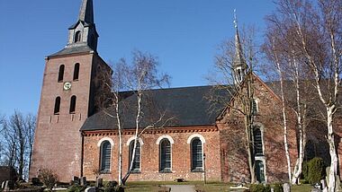 Blick auf die St.-Pankratius-Kirche in Oldenswort