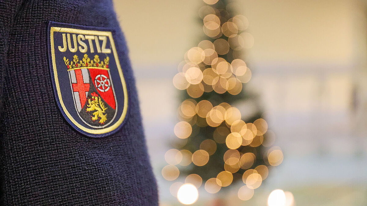 ustizvollzugsbeamter in der Gefaengniskapelle der Justizvollzugsanstalt (JVA) in Diez 