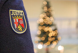 ustizvollzugsbeamter in der Gefaengniskapelle der Justizvollzugsanstalt (JVA) in Diez 