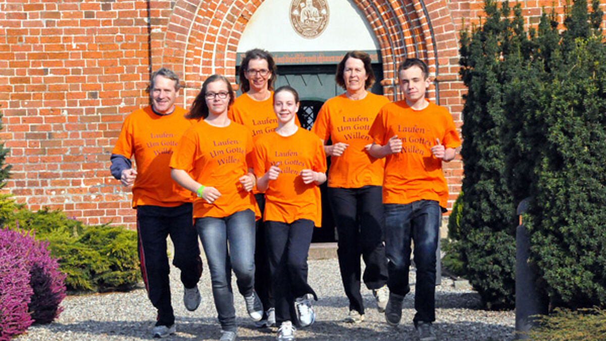Die kirchliche Gruppe "Laufen um Gottes Willen" in Landkirchen auf Fehmarn: Pastor Bertolt Kark-Carlson, Johanna Rahlff, Jeanette Bruhn, Marieke Scheel, Jeanne Lafrenz, Lennard Frauer (v.l.)