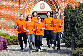 Die kirchliche Gruppe "Laufen um Gottes Willen" in Landkirchen auf Fehmarn: Pastor Bertolt Kark-Carlson, Johanna Rahlff, Jeanette Bruhn, Marieke Scheel, Jeanne Lafrenz, Lennard Frauer (v.l.)