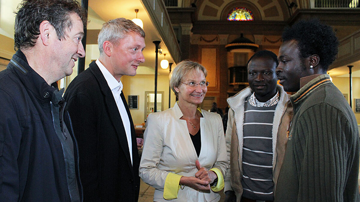 Die St. Pauli-Pastoren Martin Paulekun und Sieghard Wilm mit Bischöfin Kirsten Fehrs und "Lampedusa-Flüchtlingen" in der St. Pauli Kirche (Archiv 2013).