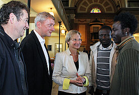 Die St. Pauli-Pastoren Martin Paulekun und Sieghard Wilm (von links) mit Bischöfin Kirsten Fehrs und "Lampedusa-Flüchtlingen" in der St. Pauli Kirche (Archiv 2013).