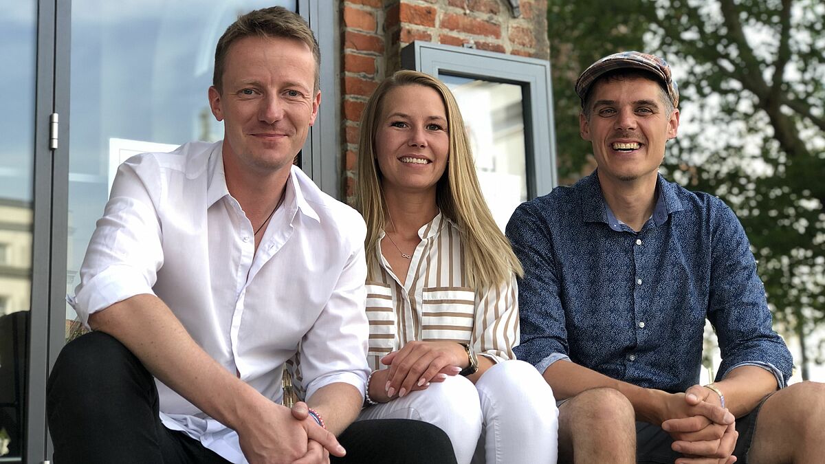 Holger Wöltjen (v.re.), Vanessa Pauls und Tobias Knöller laden zum Abend der offenen Tür in das Jugendpfarramt ein.