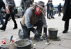 Vor dem ehemaligen "Schümanns Austernkeller" auf dem Hamburger Jungfernstieg hat der Kölner Künstler Gunter Demnig am Dienstag zwei Stolpersteine zur Erinnerung an die einstige Besitzerin Selma Schümann verlegt.