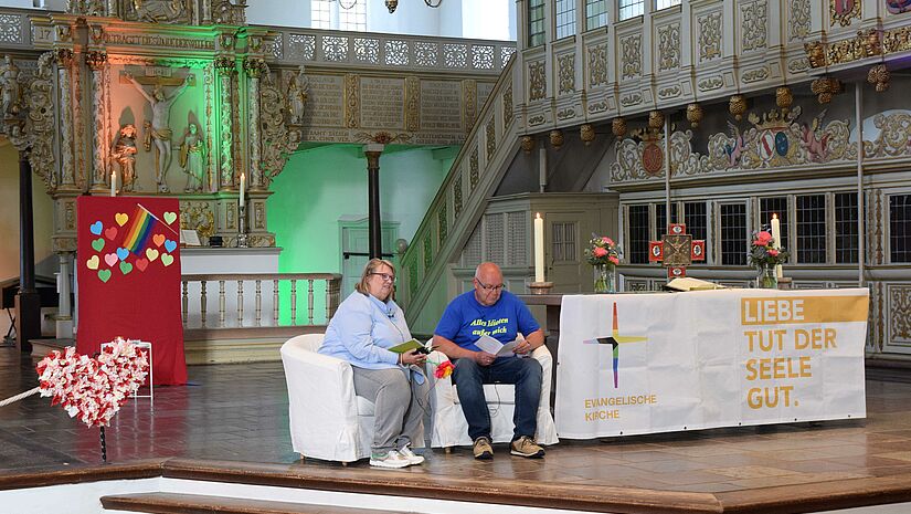 Geschichte: Diakonin Sabine Klüh und Torsten Kniep (Regenbogengruppe) trugen die Geschichte „Größer. Die Liebe“ vor.