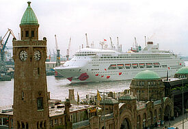 Kreuzfahrtschiff beim Einlaufen in den Hamburger Hafen