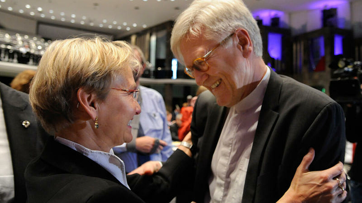 Der Ratsvorsitzende der Evangelischen Kirche in Deutschland (EKD), Heinrich Bedford-Strohm (re.) mit Ratsmitglied und Hamburger Bischöfin Kirsten Fehrs. 