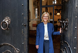 Nora Steen am Südportal des Schleswiger Doms