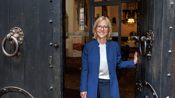 Nora Steen am Südportal des Schleswiger Doms