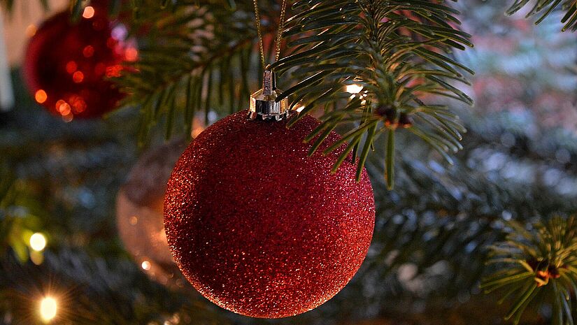 Christbaumkugel Christbaumkugel am Tannenzweig