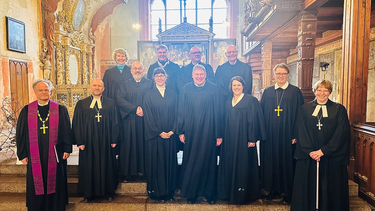 (v.l.n.r.) Bischof Tilman Jeremias, Propst Dirk Fey, Marion Zeretzki aus der Kirchengemeinde Penzlin-Mölln (hinten), Ulrich Roock aus der Kirchengemeinde Penzlin-Mölln, Torsten Heinisch aus der Kirchengemeinde Bützow (hinten), Anja Ullmann aus der Kirchengemeinde Kemnitz-Hanshagen, Prof. Dr. Hans-Joachim Goetze aus der Ev.-Luth. Kirchengemeinde St. Johannis Neubrandenburg (hinten), Dr. Hartmut Schulz aus der Kirchengemeinde Fürstenberg, Glenn Kobarg aus der Kirchengemeinde Bützow (hinten), Frau Dr. Cornelia Brinkmann aus der Kirchengemeinde Warnemünde, Pröpstin Britta Carstensen, Pröpstin Kathrin Kühl | © elkm/Christian Meyer