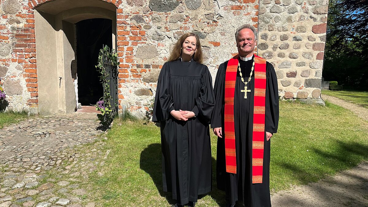 Bischof Tilman Jeremias und Pastorin Annemarie Hasenpusch nach dem feierlichen Ordinationsgottesdienst vor der Dorfkirche Kölzow. @Albrecht Jax / Nordkirche 