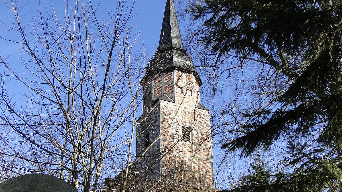 Findlingsbau aus dem Spätmittelalter und Heimat eines Wetterfroschs: die Kirche in Hinrichshagen bei Woldegk.