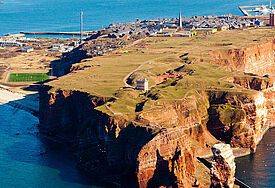 Die Insel Helgoland inmitten der Nordsee mit ihrem markanten Buntsandstein und dem Helgoländer Wahrzeichen, der Langen Anna.