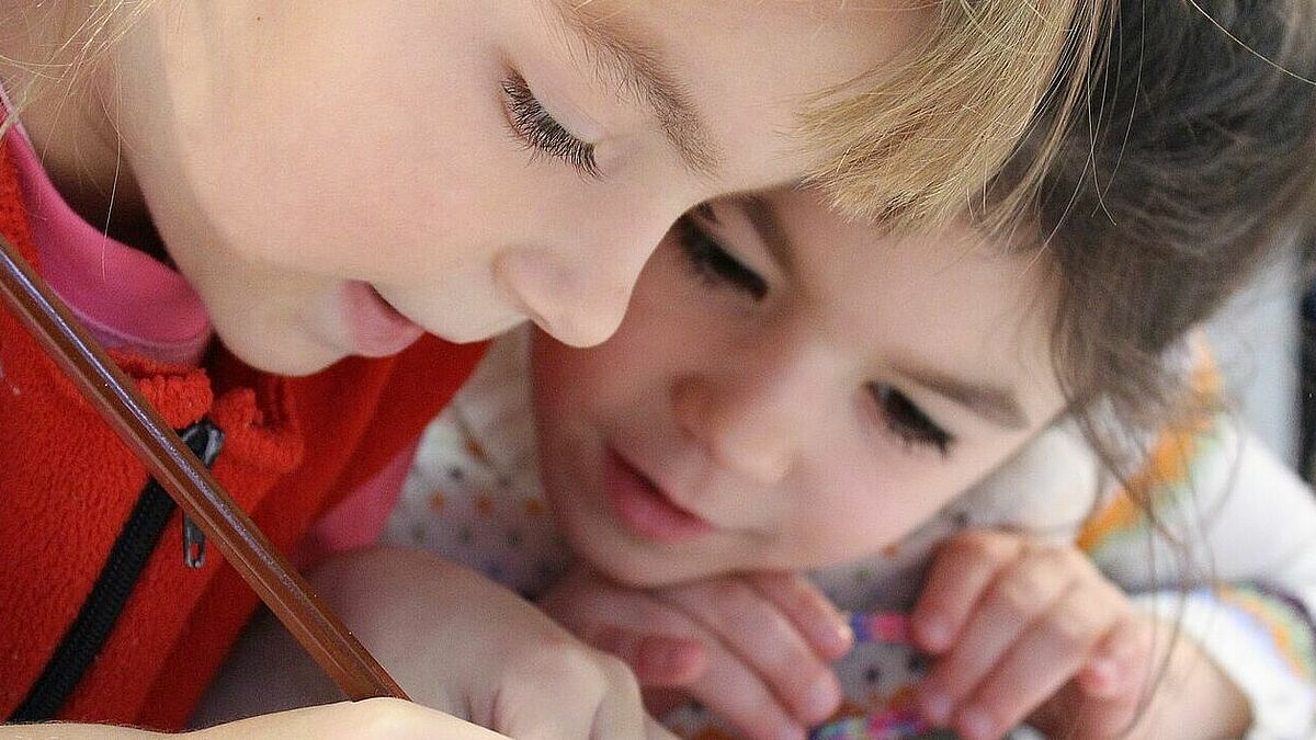 Zu den neuen Familienaktivitäten der Diakonie gehören Mal- und Bastelgruppen genauso wie Bewegungsspiele. 