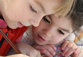 Kinder gestalten ein Bild 