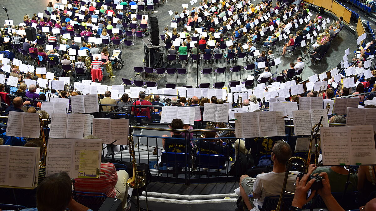 Alles voll mit Noten - in der Sparkassen-Arena in Kiel haben die Musiker sie zum Klingen gebracht.