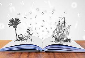 aufgeschlagenes Buch, aus dem gezeichnete Figuren, ein Schiff und Buchstaben herauskommen
