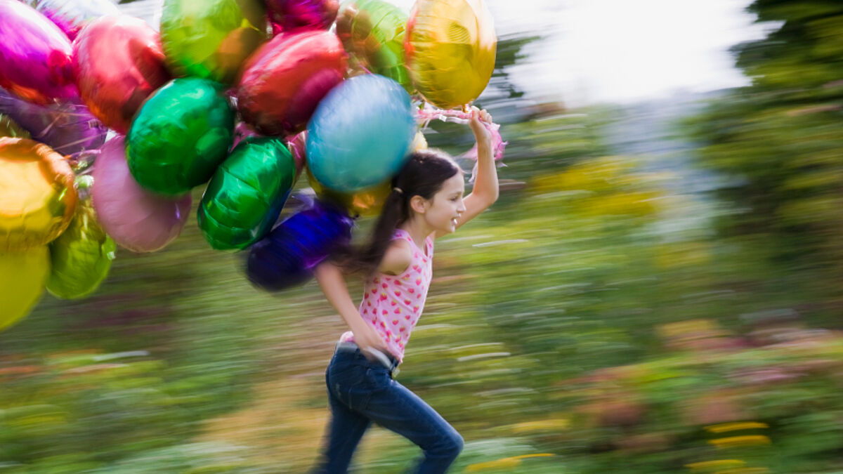 In Hamburg leben die Religionen friedlich miteinander. Als Zeichen und Mahnung für innere Einheit steigen am 2. Oktober vor der Hauptkirche St. Petri Luftballons mit Friedenswünschen der Hamburger Bürgerinnen und Bürger in den Himmel
