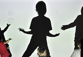 Kinder spielen während der  Karlsruher Museumsnacht ("KaMuNa") mit der interaktiven Installation "Bubbles" 2001 von Wolfgang Muench und Kiyoshi Furukawa und zugleich mit ihren eigenen Schatten.(Archiv 2011)