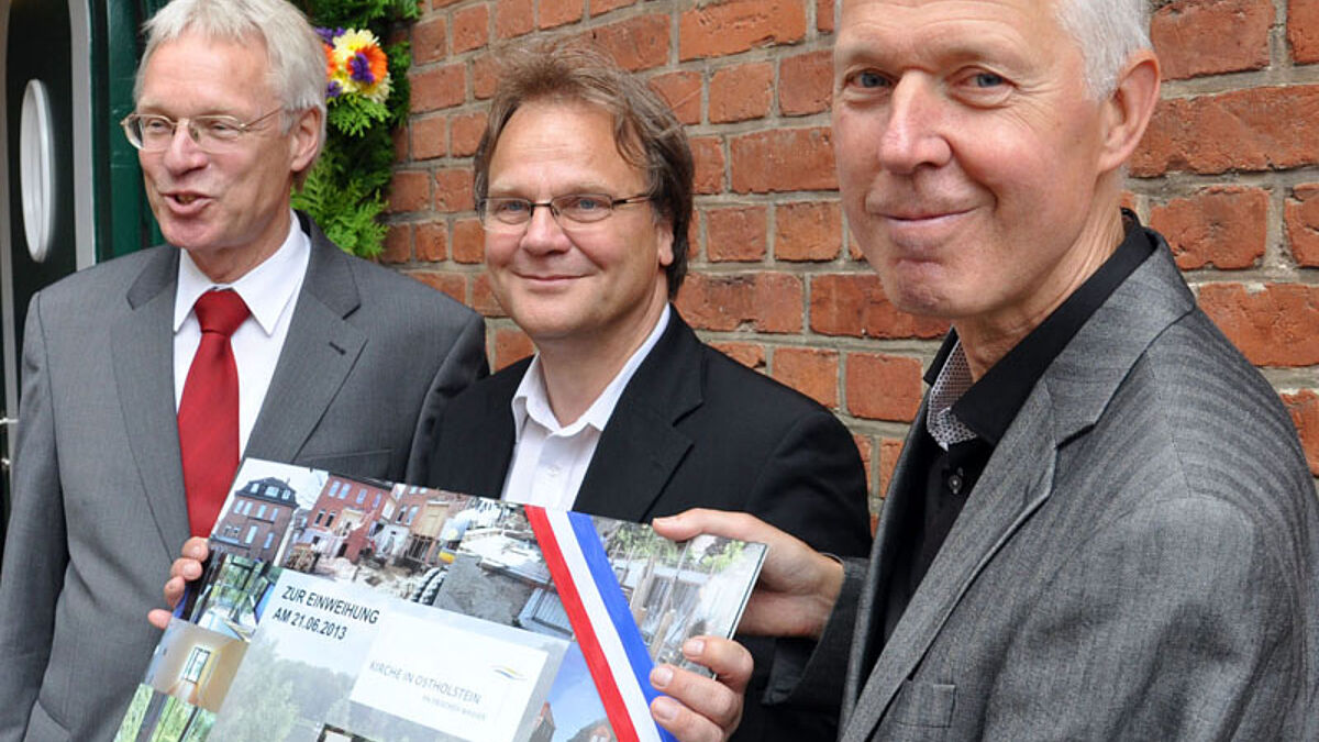 Propst Matthias Wiechmann und die Architekten Jürgen Ruoff und Torsten Ewers vor dem eingeweihten Evangelischen Zentrum Ostholstein (V.l.n.r.)