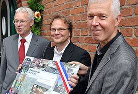 Propst Matthias Wiechmann und die Architekten Jürgen Ruoff und Torsten Ewers