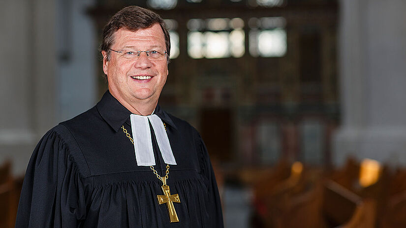 Dr. Hans-Jürgen Abromeit, Bischof im Sprengel Mecklenburg und Pommern mit Sitz in Greifswald. Das Foto entstand im Juli 2014 im Greifswalder Dom, der Predigtstätte von Bischof Abromeit