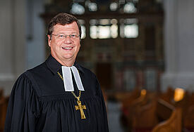 Dr. Hans-Jürgen Abromeit, Bischof im Sprengel Mecklenburg und Pommern mit Sitz in Greifswald. Das Foto entstand im Juli 2014 im Greifswalder Dom, der Predigtstätte von Bischof Abromeit