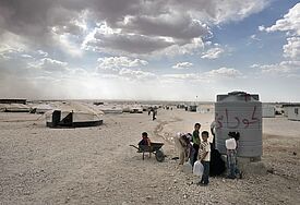 Kinder holen Wasser an einer Wasserstelle im Za’atari Camp in Jordanien.