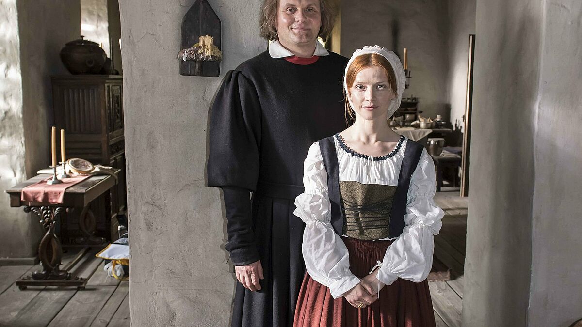 Devid Striesow als Martin Luther und Karoline Schuch als Katharina von Bora am Set des Fernsehfilms "Katharina Luther" 