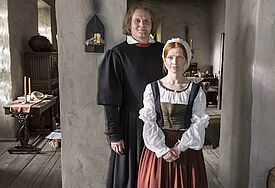 Devid Striesow als Martin Luther und Karoline Schuch als Katharina von Bora am Set des Fernsehfilms "Katharina Luther" 