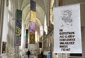 Schüler haben sich mit dem Freiheitsbegriff Luthers auseinandergesetzt und dazu Kunstwerke geschaffen - die sind noch bis 10. September im Greifswalder Dom zu erleben.