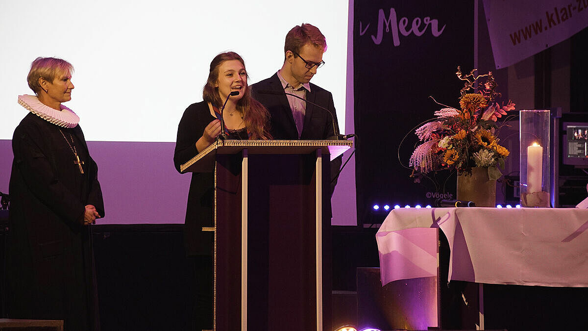 Bischöfin Kirsten Fehrs (l.) predigte im Brügmanngarten gemeinsam mit Anna-Lena Martschinke und Jesse Boie, die zum Start der Jugendklimakonferenz der Nordkirche den Open-Air-Gottesdienst mitgestalteten 