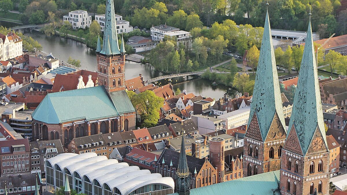 Blick auf die Lübecker Innenstadt mit Marienkirche und Petrikirche (hinten).