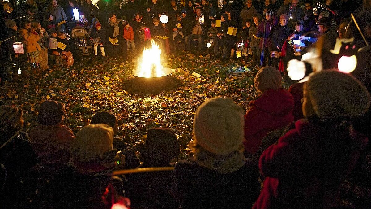 In Mecklenburg-Vorpommern laden Kirchengemeinden zu traditionellen Martinsfesten mit Laternenumzügen, Martinsfeuern und dem symbolischen Teilen ein.