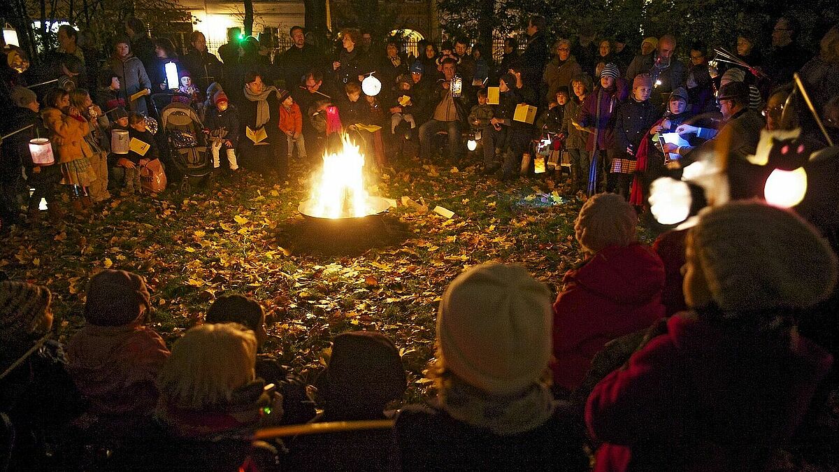 In Mecklenburg-Vorpommern laden Kirchengemeinden zu traditionellen Martinsfesten mit Laternenumzügen, Martinsfeuern und dem symbolischen Teilen ein.