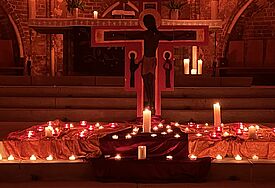 Ein Meer aus Kerzen ziert St. Petri Rostock. 