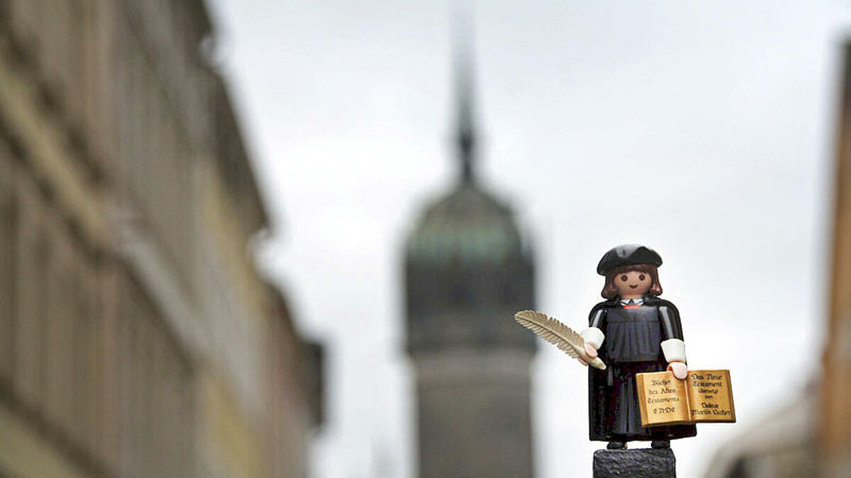 Ob Plüschfrösche, Legofiguren oder Plastikdinos: Fans fotografieren ihre Spielzeugfiguren vor Sehenswürdigkeiten in aller Welt. Dieser Trend macht auch vor einer Kunststofffigur von Martin Luther nicht halt.