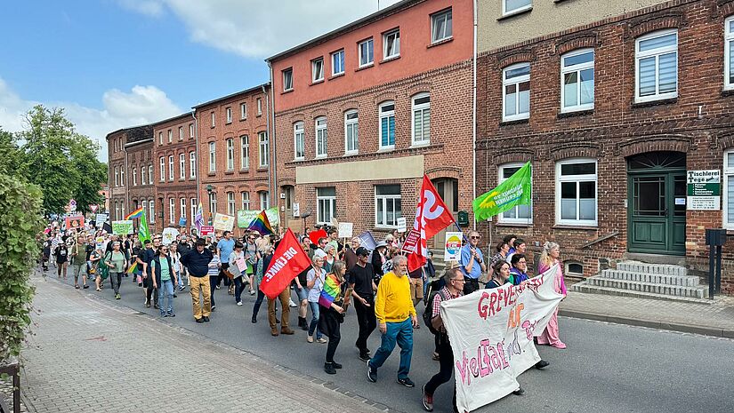 Demozug in Grevesmühlen mit bunten Flaggen
