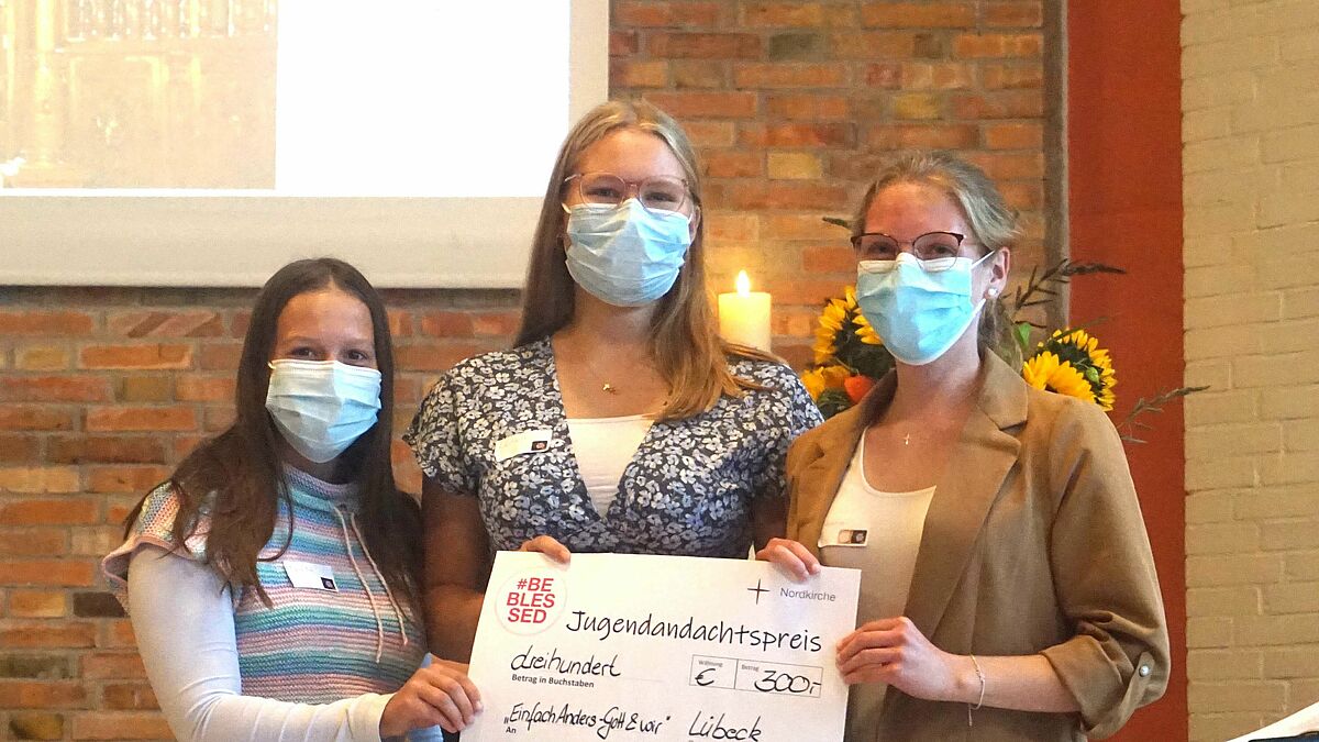 Jugendliche der Kirchengemeinde Meldorf: (von links) Mailin Ley, Luisa Ackermann und Amrei Härtel.