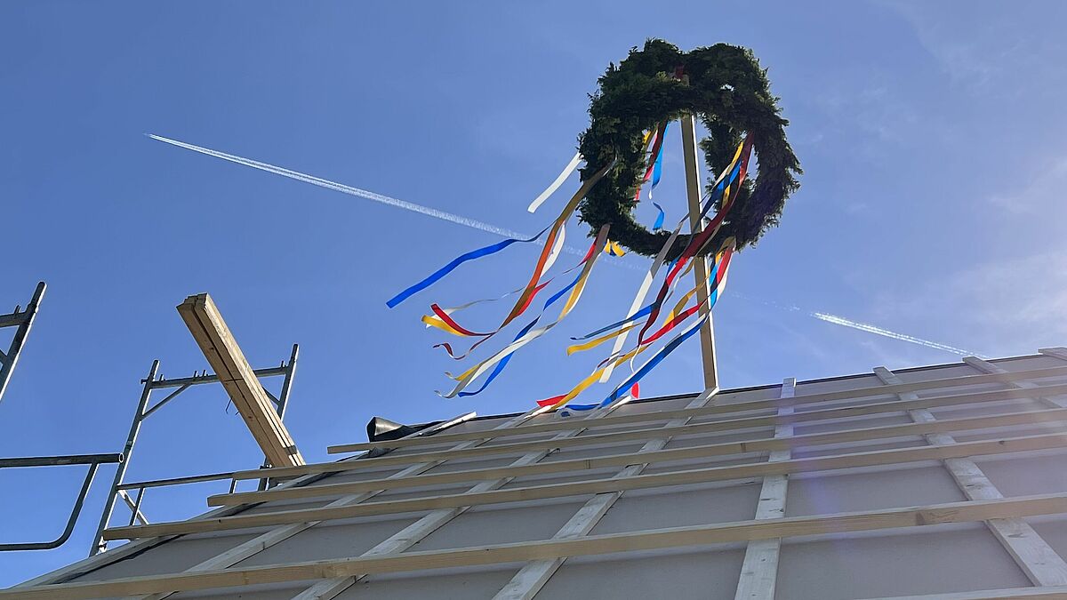Die Richtkrone über dem neuen Gästehaus in Ratzeburg