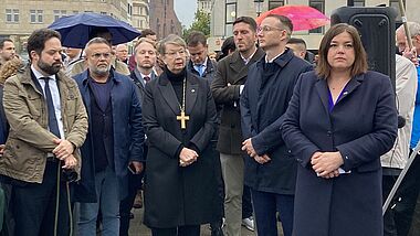 Die Landesbischöfin besucht die Kundgebung, um Solidarität mit den Opfern zu zeigen. Gleichzeitig mahnt sie zur Deeskalation der Lage. 