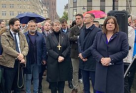 Die Landesbischöfin besucht die Kundgebung, um Solidarität mit den Opfern zu zeigen. Gleichzeitig mahnt sie zur Deeskalation der Lage. 