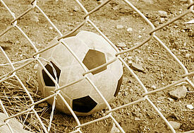 Sepia-Aufnahme: Fußball im Tor 
