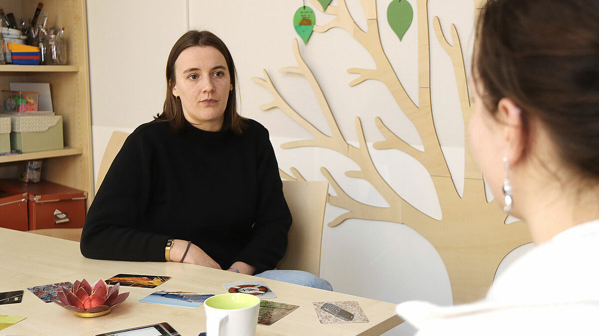 Trauerbegleiterin Johanna Eickhoff vom "Hamburger Zentrum für Kinder und Jugendliche in Trauer" der Diakonie im Gespraech mit einer Jugendlichen. 