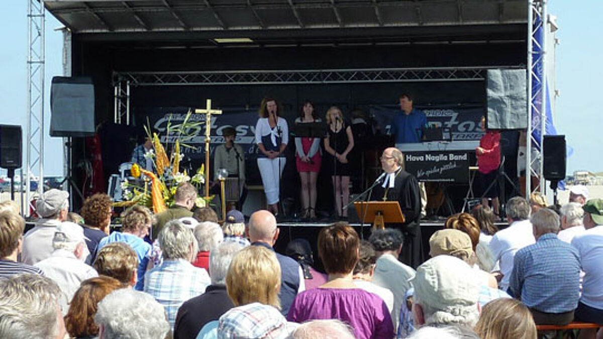Bischofsbevollmächtigter Magaard auf seiner Sommertour 2011 beim Open Air-Strandgottesdienst in St. Peter Ording