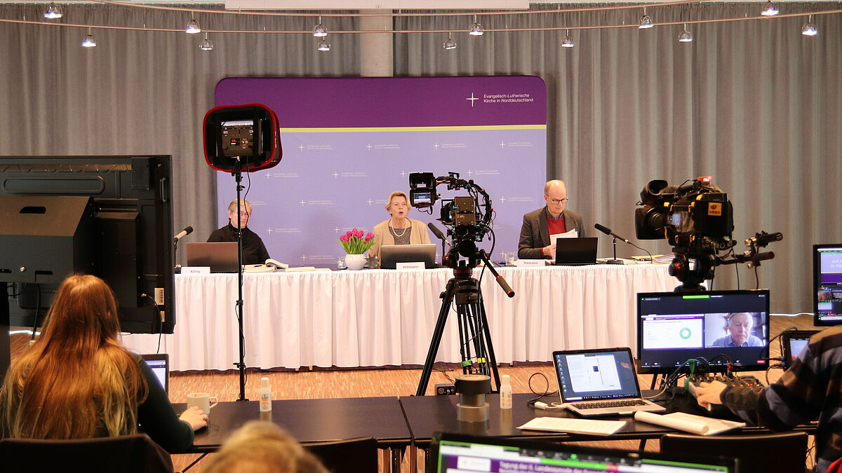 Aufnahmetechnik und Präsidiumstisch, v.l.n.r.: Elke König, Ulrike Hillmann, Andreas Hamann