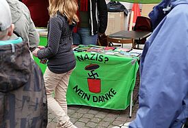 Zum Markt der Kulturen auf dem Marktplatz von Pirna an der Elbe (Sachsen) am 25.05.2013 informiert die Partei "Die Grünen" über Neonazis in Deutschland an einem Infostand mit der Aufschrift: "Nazis? Nein danke".