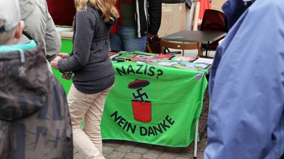 Die Partei "Die Grünen" informieren über Neonazis in Deutschland an einem Infostand mit der Aufschrift: "Nazis? Nein danke". (Symbolbild)